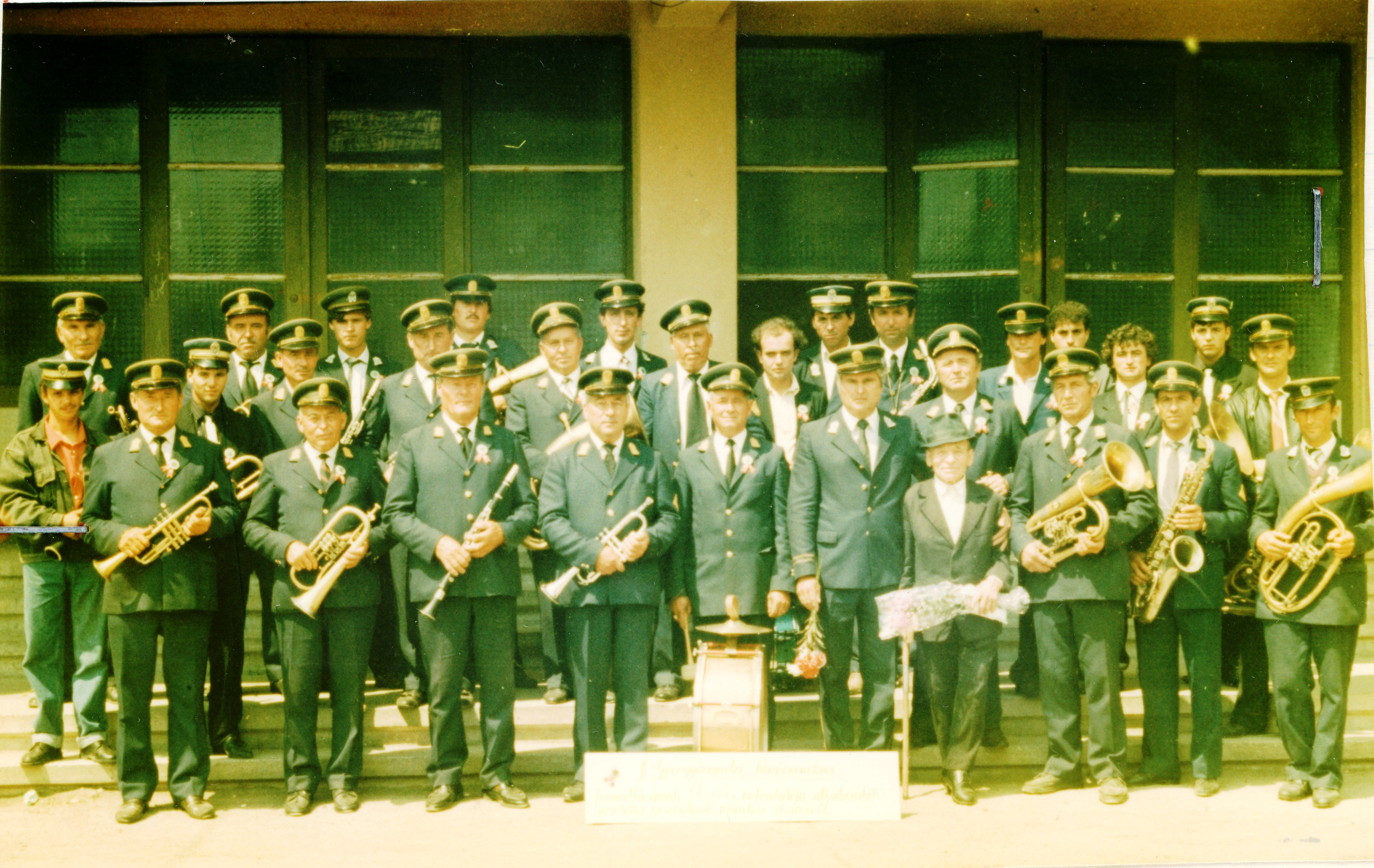 A fúvószenekar 1996-ban a művelődési ház előtt