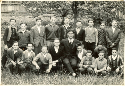 Oláh József tanár VIII. osztályosokkal 1966-ban