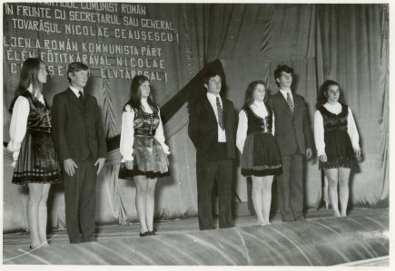 Az agitációs művészbrigád fellépése a művelődési házban