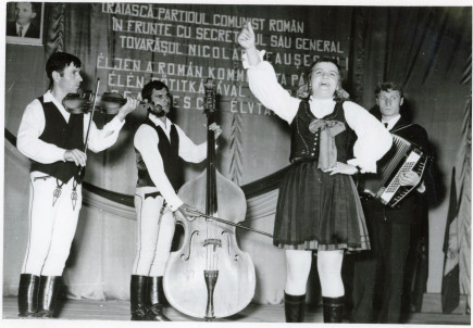 A remetei vonószenekar fellépése a művelődési házban