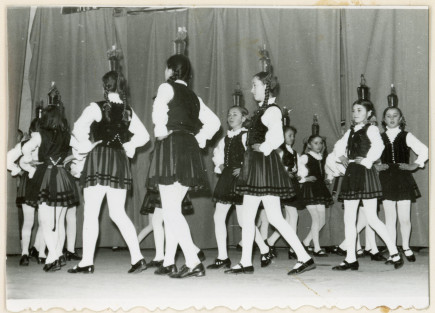 A remetei általános iskola néptáncsoportjának fellépése a művelődési házban