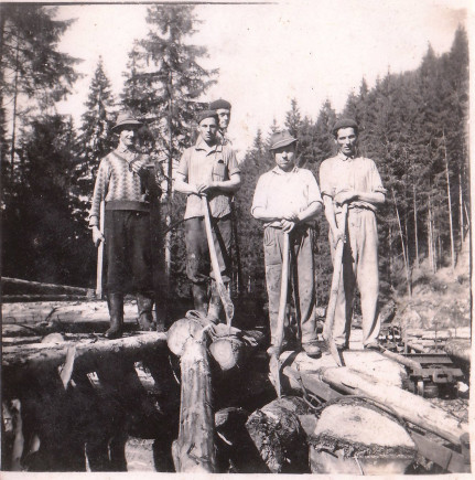 Páll István és társai erdőmunkán 1965-ben