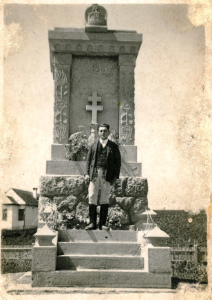 Bakos Dénes a hősi emlékmű előtt