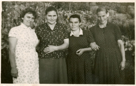 Bakos Dénesné, Ferencz Mária testvéreivel 1965-ben