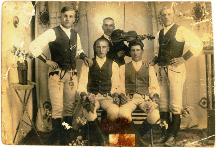 Remetei legények a ditrói fényképésznél