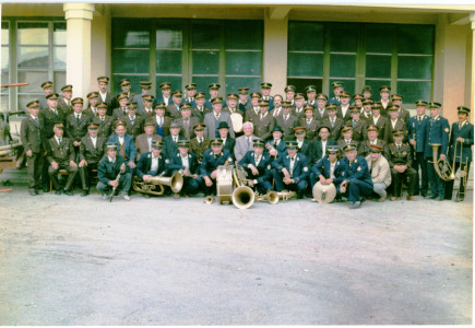 A remetei fúvószenekar 1992-ben a művelődési ház előtt