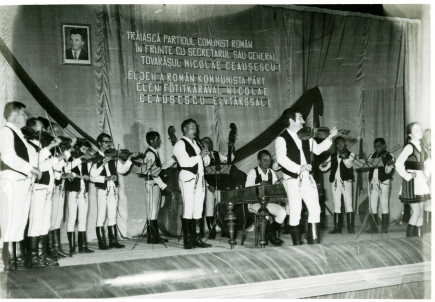 A vonószenekar műsora művelődési ház színpadán