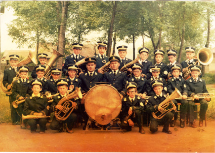 Az ifjúsági fúvószenekar az 1980-as években oktatóival