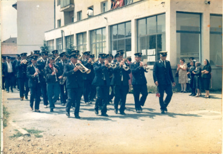 A fúvószenekar felvonulása a település központjában