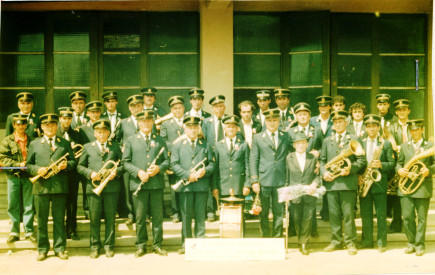 A fúvószenekar 1996-ban a művelődési ház előtt