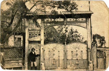 Bakos Dénes új székely kapuja előtt 1941 körül