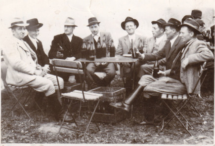 Tulamarosi legények kocsmáznak